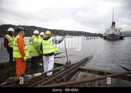 Il lavoro viene effettuato prima che la cameriera del Loch prima del 'slitta' della storica vaporizzatore viene trasportata fuori l'acqua dall'originale winchhouse e sul vapore Balloch Scalo, Balloch. Foto Stock