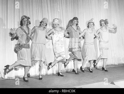 rifacimento anni '1920. Un gruppo di donne in un teatro posa sul palco con abiti tipici degli anni '1920 e cappelli di abbigliamento. Stanno ballando la tipica danza Charleston degli anni '1920. Svezia Photo Kristoffersson Rif. BA102-5. Svezia anni '1950 Foto Stock