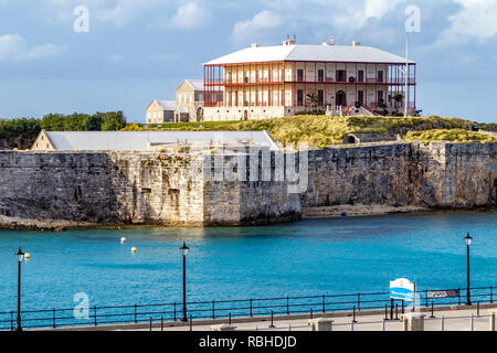 Signor Commissario's house preso dal ponte di P&O Arcadia Ormeggiata al pontile del patrimonio, Hamilton, Burmuda. Foto Stock