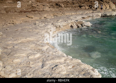 Sale cristallizzato rocce lungo le rive del Mar Morto, Israele. Foto Stock