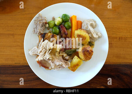 Tipica Cena di Natale con la Turchia, arrosto di veg e i cavoli di Bruxelles Foto Stock