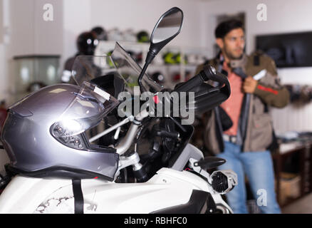 Foto di bianco motobike con attrezzature per lo sport store. Foto Stock