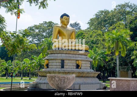 Il Buddha della statua nel Parco Viharamahadevi Colombo Sri Lanka Foto Stock