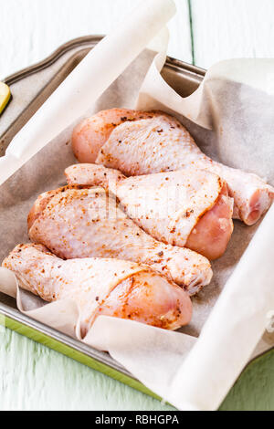 Carni di pollo Cosce di pollo disossate sulla piastra Foto Stock