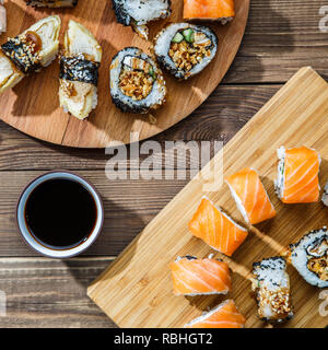 Set di sushi su schede Foto Stock