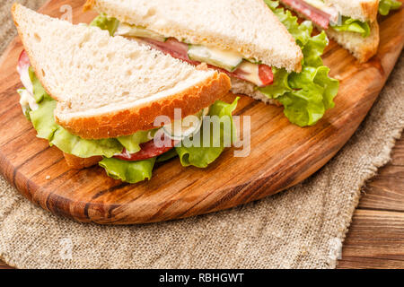 Sandwich freschi sulla tavola di legno Foto Stock