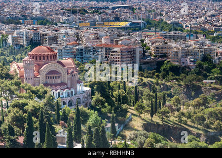 Guardando oltre la chiesa di St Paul verso lo stadio di Salonicco, Grecia la seconda città del paese Foto Stock