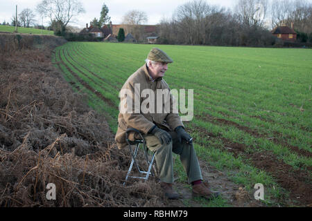 Bastone da tiro, anziano anziano seduto in campagna appassionato di sport da campo. Midhurst, West Sussex 2019. 2010 HOMER SYKES Foto Stock