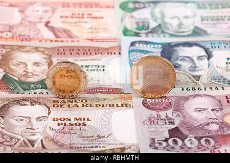 In pesos colombiano monete sullo sfondo delle banconote Foto Stock