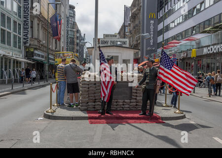 Soldati al Checkpoint Charlie il più noto del muro di Berlino in punto di incrocio nella guerra fredda Foto Stock