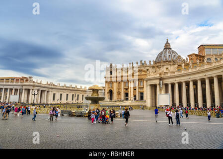 Città del Vaticano - Vaticano - Ottobre 05, 2018: la Basilica di San Pietro e piazza Foto Stock