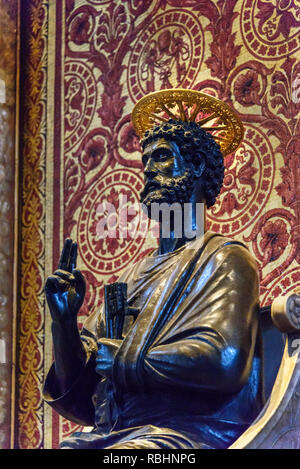 Città del Vaticano - Vaticano - Ottobre 05, 2018: statua in bronzo di San Pietro attribuito ad Arnolfo di Cambio. Interno della Basilica di San Pietro Foto Stock