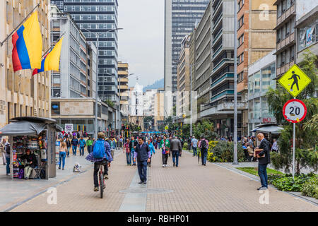 Bogota , Colombia - 23 Febbraio 2017 : la gente che camminava Carrera Septima a Bogotà capitale della Colombia Sud America Foto Stock