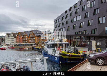 TROMSO, Norvegia - circa maggio, 2018: Il paesaggio marino e il porto di Tromso in Norvegia Foto Stock
