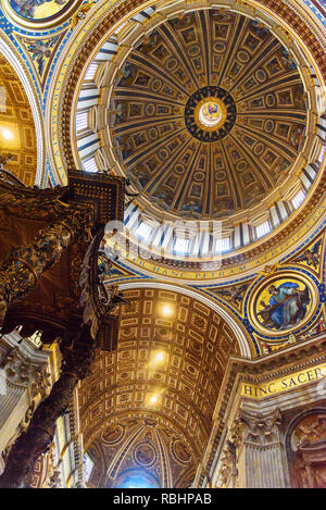 Città del Vaticano - Vaticano - Ottobre 05, 2018: Altare con Bernini baldacchino. Interno della Basilica di San Pietro Foto Stock