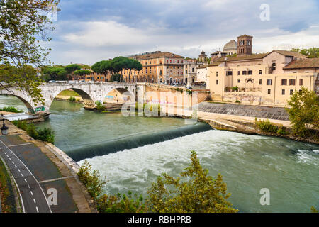 Roma, Italia - 05 Ottobre 2018: vista sull isola Tiberina o Isola Tiberina e Ponte Cestio ponte di Roma Foto Stock