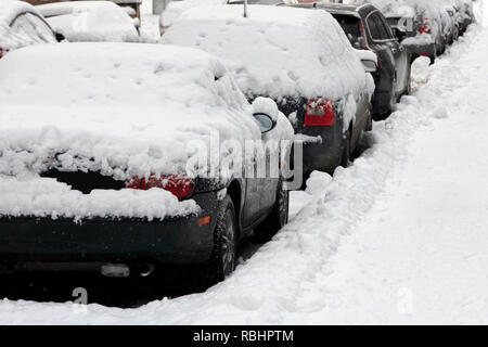 Coperte di neve auto parcheggiata da strada dopo la nevicata a Helsinki in Finlandia. Vista posteriore del dettaglio. Foto Stock