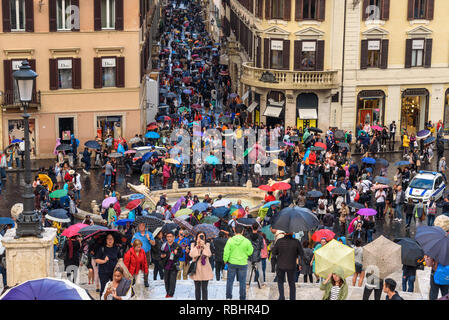 Roma, Italia - Ottobre 06, 2018: Persone con ombrelloni in Piazza di Spagna, nella pioggia Foto Stock