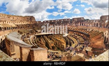 Roma, Italia - 07 Ottobre 2018: Interno del Colosseo o Anfiteatro Flavio a Roma Foto Stock