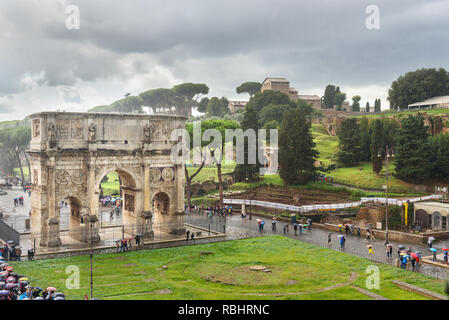 Roma, Italia - 07 Ottobre 2018: Arco di Costantino è archin trionfale pioggia Foto Stock