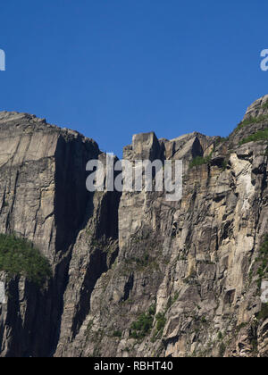 Il pulpito rock visto dal basso in un giorno di crociera del fiordo Lysefjorden in oriente di Stavanger, Norvegia Foto Stock