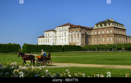 La Venaria Reale, Regione Piemonte, Italia. Giugno 2017. Il paesaggio dei Giardini della Reggia di Venaria. Vista dal giardino verso il palac Foto Stock