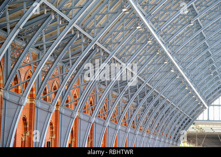 Vasto in ferro e vetro del tetto della stazione di St Pancras Foto Stock