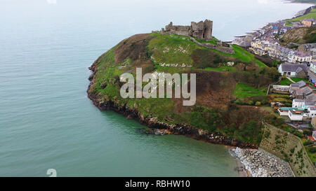 Veduta aerea Criccieth Castle su una penisola rocciosa affacciato sulla Baia di Tremadog nel Galles del Nord Foto Stock