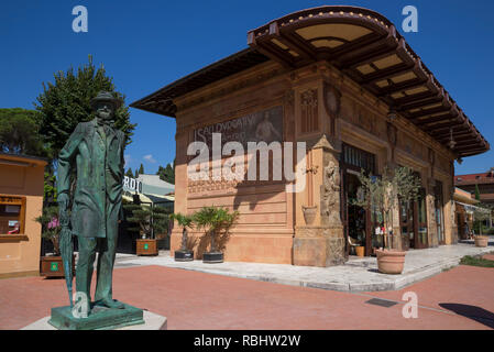 Statua di Giuseppe Verdi di fronte al Teatro Verdi, Montecatini Terme, Italia. Foto Stock