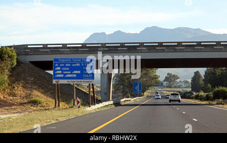 Guardando verso il Tunnel Huguenot (Capo Twn lato) che corre attraverso il Du Toitskloof montagne sulla N1 strada vicino a Paarl, Cape Town, Sud Africa Foto Stock