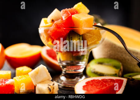 Cubo di frutta su sfondo bianco Foto Stock