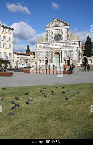 Firenze, Italia - 19 ottobre 2009: persone visitano la Basilica di Santa Maria Novella a Firenze, Italia. Firenze è una delle città più visitate in Italia con Foto Stock