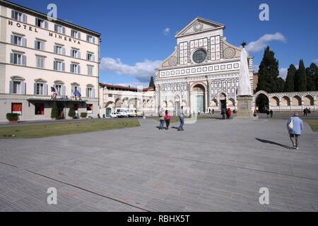 Firenze, Italia - 19 ottobre 2009: persone visitano la Basilica di Santa Maria Novella a Firenze, Italia. Firenze è una delle città più visitate in Italia con Foto Stock