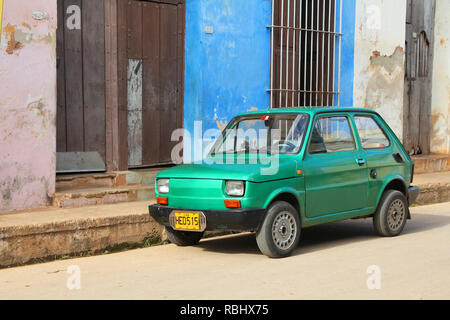 REMEDIOS, CUBA - 20 febbraio: antico polacco Fiat Auto 126 il 20 febbraio 2011 in Remedios, Cuba. Nuova modifica della legge consente di cubani al commercio di automobili. Auto in C Foto Stock