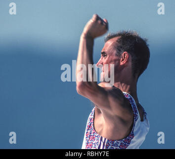 Barcellona, Spagna. Medaglia d'oro, GBR M2+, Cox, Gary Herbert. Festeggia sul dock di premi. 1992 Olimpico di canottaggio regata sul lago di Banyoles, Catalonia [Credito Pietro Spurrier/ Intersport immagini] Ultima volta uomini coxed coppia gareggiato alle Olimpiadi, Foto Stock