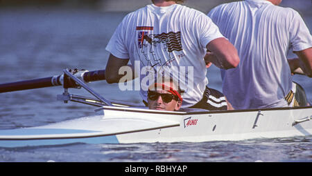 Barcellona, Spagna. Medaglia d'oro, GBR M2+, prua Jonny SEARLE e Greg SEARLE con cox, Gary HERBERT. Spostare in premi di dock. 1992 Olimpico di canottaggio regata sul lago di Banyoles, Catalonia [Credito Pietro Spurrier/ Intersport immagini] Ultima volta uomini coxed coppia gareggiato alle Olimpiadi, Foto Stock