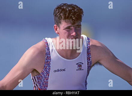 Barcellona, Spagna. Medaglia d'oro, GBR M2+, Greg SEARLE,awards dock. 1992 Olimpico di canottaggio regata sul lago di Banyoles, Catalonia [Credito Pietro Spurrier/ Intersport immagini] Ultima volta uomini coxed coppia gareggiato alle Olimpiadi, Foto Stock