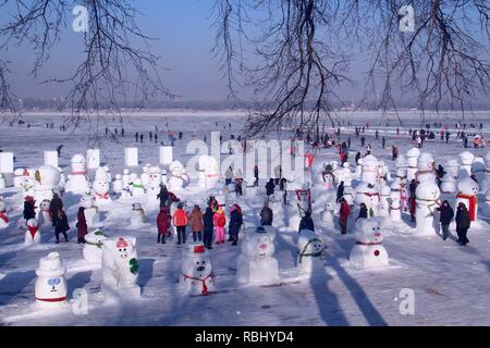 Harbin, Cina. Decimo gen, 2019. Pupazzi di neve realizzati da studenti di università può essere visto a Dalin Park di Harbin, a nord-est della Cina di Heilongjiang provincia. Credito: SIPA Asia/Pacific Press/Alamy Live News Foto Stock