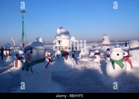 Harbin, Cina. Decimo gen, 2019. Pupazzi di neve realizzati da studenti di università può essere visto a Dalin Park di Harbin, a nord-est della Cina di Heilongjiang provincia. Credito: SIPA Asia/Pacific Press/Alamy Live News Foto Stock