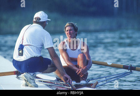 Giochi Olimpici di Barcellona 1992 regata olimpico - lago di Banyoles può W1X. Silken Laumann il dock in barca con il suo allenatore, Mike SPRACKLEN, {Credito: © Peter Spurrier/Intersport immagini] Foto Stock