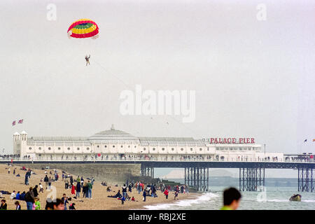 La spiaggia di Brighton meteo foto Foto Stock