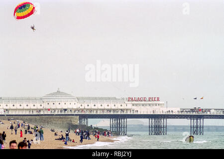 La spiaggia di Brighton meteo foto Foto Stock