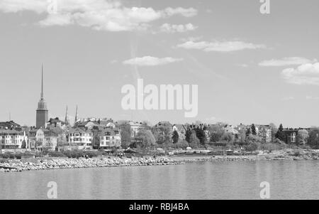 Vista dal litorale di Munkkisaari del distretto di Helsinki, attraverso il Golfo di Finlandia ad Eira district - elaborazione monocromatica Foto Stock