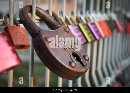 Ci sono molti di colorati amore lucchetti chiusi alla ringhiera sul Eiserner Steg ponte in Regensburg, Germania Foto Stock