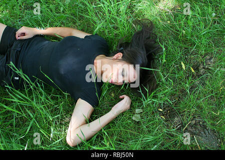 Bella bruna ragazza divertirsi in alberi, il parco e il fiume Foto Stock