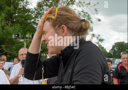 Partecipante a giocare alla roulette russa con le uova al mondo uovo gettando campionati, Swaton Village Fair, Lincolnshire, Regno Unito Foto Stock