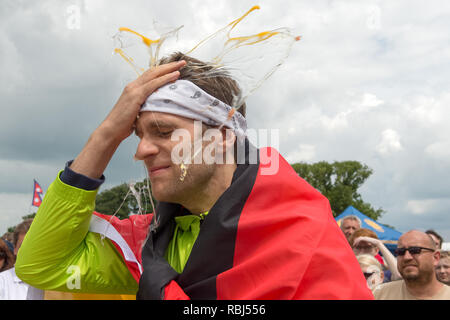 Partecipante a giocare alla roulette russa con le uova al mondo uovo gettando campionati, Swaton Village Fair, Lincolnshire, Regno Unito Foto Stock