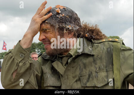 Partecipante a giocare alla roulette russa con le uova al mondo uovo gettando campionati, Swaton Village Fair, Lincolnshire, Regno Unito Foto Stock