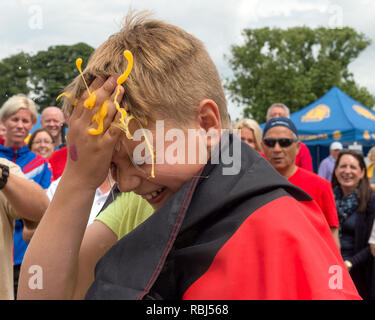 Partecipante a giocare alla roulette russa con le uova al mondo uovo gettando campionati, Swaton Village Fair, Lincolnshire, Regno Unito Foto Stock