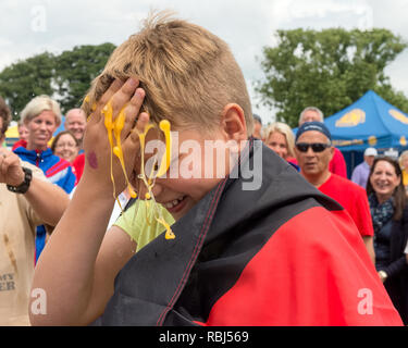 Partecipante a giocare alla roulette russa con le uova al mondo uovo gettando campionati, Swaton Village Fair, Lincolnshire, Regno Unito Foto Stock